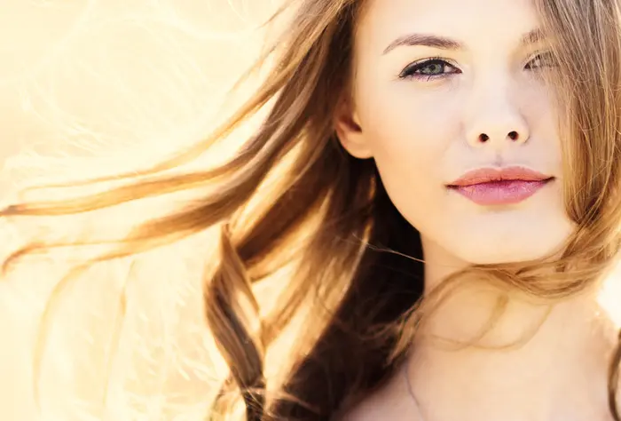 Portrait junge Frau Haare wehen